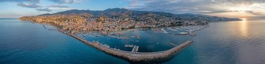 İtalyan şehri San Remo 'nun limanının havadan panoramik görüntüsü.