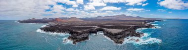 Lanzarote 'deki El Golfo yakınlarındaki Playa del Paso' nun havadan panoramik görüntüsü.