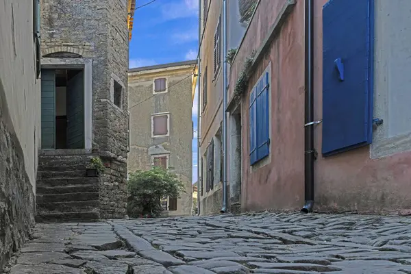 stock image Picture from the historic town of Groznjan in Istria with idyllic cobbled streets and buildings made of natural stone during the day