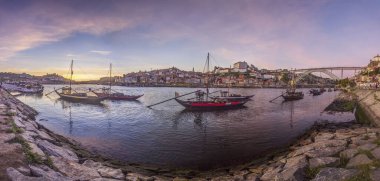 Yaz günbatımında Douro Nehri kıyısından Porto 'nun panoramik manzarası
