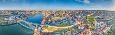 Yazın gün doğumunda Porto şehri ve Douro Nehri üzerinde insansız hava aracı panoraması
