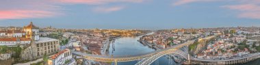 Yazın gün doğumunda Porto şehri ve Douro Nehri üzerinde insansız hava aracı panoraması