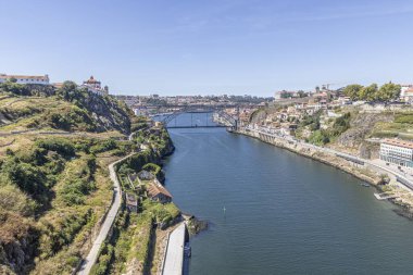 Yazın Porto yakınlarındaki Douro nehrinin panoramik manzarası.