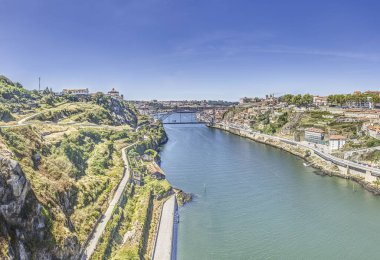 Yazın Porto yakınlarındaki Douro nehrinin panoramik manzarası.