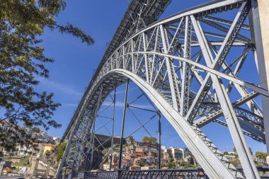 Porto, Portekiz 'de güneşli bir günde görkemli bir kemer köprüsünün manzarası