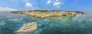 Portekiz Algarve 'deki Praia do Marinha plajında gündüz vakti panoramik insansız hava aracı resmi