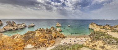 Yazın Portekiz Algarve 'deki Praia do Prainha plajının panoramik manzarası