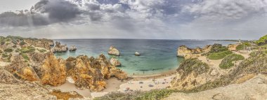 Yazın Portekiz Algarve 'deki Praia do Prainha plajının panoramik manzarası