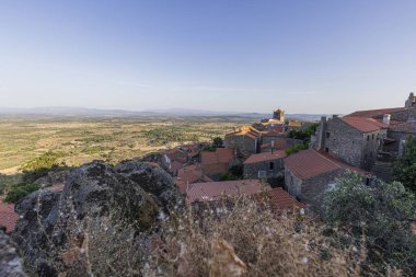 Portekiz 'in terk edilmiş tarihi şehri Monsanto' ya yaz gündoğumu boyunca bakın.