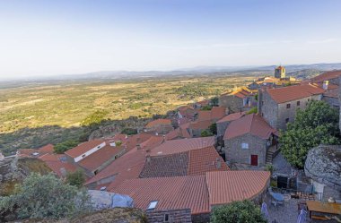 Portekiz 'in terk edilmiş tarihi şehri Monsanto' ya yaz gündoğumu boyunca bakın.