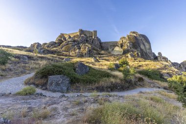 Portekiz 'in tarihi Monsanto kasabasının üzerindeki tahkimatın panoramik görüntüsü yaz gündoğumunda