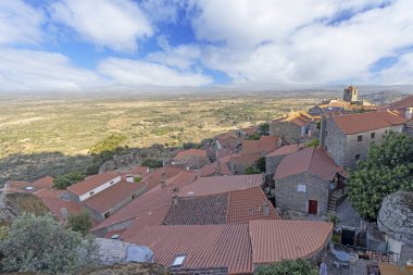 Portekiz 'in terk edilmiş tarihi şehri Monsanto' ya yaz gündoğumu boyunca bakın.