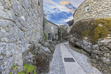 Yazın Portekiz 'in tarihi Monsanto kasabasından terk edilmiş bir caddenin manzarası.