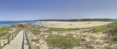 Yaz mevsiminde Portekiz 'in Atlantik kıyısındaki Bordeiras Sahili üzerinde panoramik görüntü