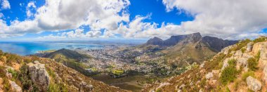 Bu çarpıcı görüntü Cape Town ve Table Mountain 'ın panoramik bir görüntüsünü ön planda Sinyal Tepesi' ni gösteriyor.