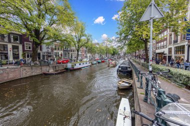 2023 yazında Hollanda metropolü Amsterdam 'da tipik bir kanal görüntüsü