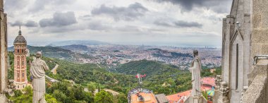 Tibidabo 'nun gündüz bakış açısından Barcelona üzerinde panoramik görünüm