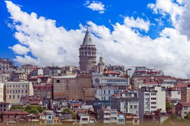 Gün boyunca Isanbul 'daki Galata Kulesi' nin çevresindeki tüm bölgenin fotoğrafı.