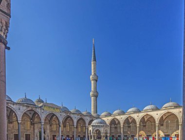 İstanbul Sultanahmed Camii 'nin gün içindeki avlusunun fotoğrafı