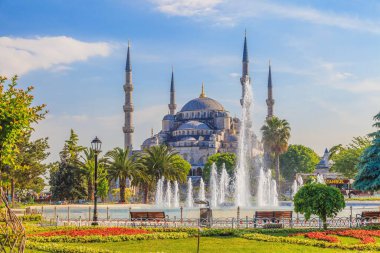 Sultanahmed Camii 'nin gün içinde hafif bulutlu bir gökyüzü ile çekilmiş resmi