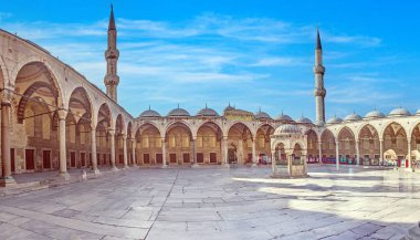 İstanbul Sultanahmed Camii 'nin gün içindeki avlusunun fotoğrafı