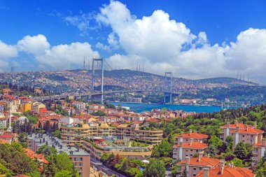 İstanbul 'da İstanbul Boğazı üzerindeki asma köprü resmi