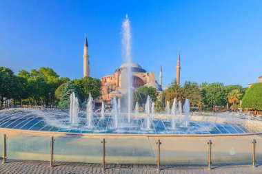 Sultanahmed Camii 'nin gün içinde hafif bulutlu bir gökyüzü ile çekilmiş resmi