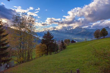 Karwendel dağlarının üzerinde Weerberg 'den Innsbruck yönünde Haziran 2014' te çekildiği fotoğraf