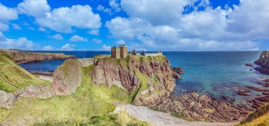 Yaz boyunca İskoçya 'daki Aberdeen yakınlarındaki Dunnottar Şatosu' nun panoramik resmi