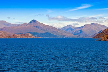 Gün boyunca feribottan İskoçya 'daki Skye Adası' na kadar çevredeki manzaranın panoramik görüntüsü