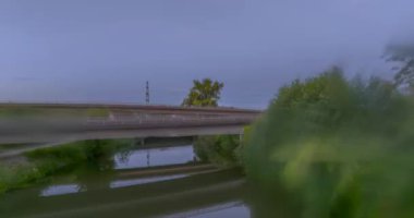 Yazın Namibya 'daki Etosha Ulusal Parkı' nda bir grup filin videosu