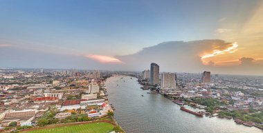 Bankok siluetinin panoramik resmi ve Chao Phyara Nehri yaz günbatımında