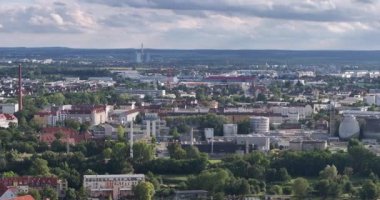Yazın Namibya 'daki Etosha Ulusal Parkı' nda bir grup filin videosu