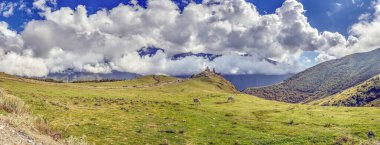 Gürcistan 'ın Stepantsminda yakınlarındaki Gergeti Trinity Kilisesi, gün içinde Kafkasya dağlarının çarpıcı manzarasıyla