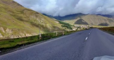 Yazın Namibya 'daki Etosha Ulusal Parkı' nda bir grup filin videosu