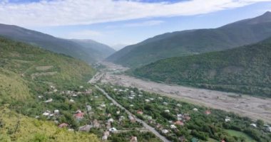 Yazın Namibya 'daki Etosha Ulusal Parkı' nda bir grup filin videosu