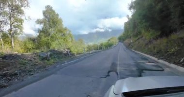 Yazın Namibya 'daki Etosha Ulusal Parkı' nda bir grup filin videosu