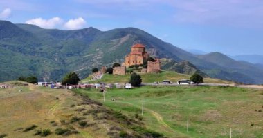 Yazın Namibya 'daki Etosha Ulusal Parkı' nda bir grup filin videosu