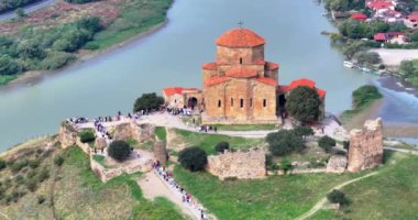 Yazın Namibya 'daki Etosha Ulusal Parkı' nda bir grup filin videosu