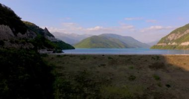Yazın Namibya 'daki Etosha Ulusal Parkı' nda bir grup filin videosu