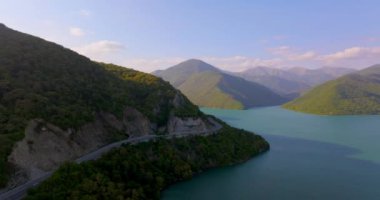 Yazın Namibya 'daki Etosha Ulusal Parkı' nda bir grup filin videosu