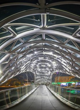 Gürcistan 'ın Tiflis kentindeki barış köprüsü, Kura Nehri üzerinde gece aydınlandı, yazın yapay ışıkla yakalandı.