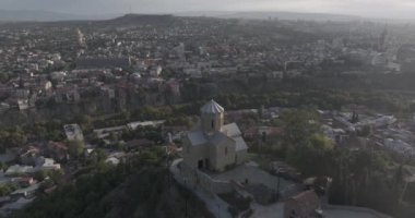 Yazın gündoğumunda Tiflis üzerindeki Tabor Manastırı 'nın hava görüntüsü
