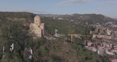 Yazın gündoğumunda Tiflis üzerindeki Tabor Manastırı 'nın hava görüntüsü