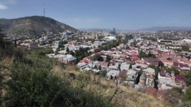 Yazın Tiflis 'in Eski Kasabası' ndan Gürcistan 'ın Annesi heykeline panoramik manzaralı yürüyüş.