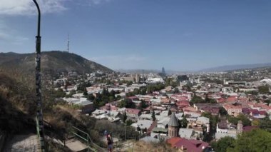 Yazın Tiflis 'in Eski Kasabası' ndan Gürcistan 'ın Annesi heykeline panoramik manzaralı yürüyüş.