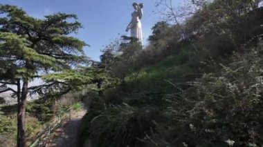 Yazın Tiflis 'in Eski Kasabası' ndan Gürcistan 'ın Annesi heykeline panoramik manzaralı yürüyüş.