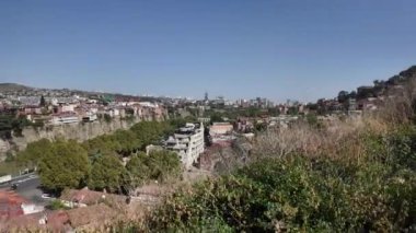 Yazın Tiflis 'in Eski Kasabası' ndan Gürcistan 'ın Annesi heykeline panoramik manzaralı yürüyüş.