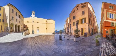 Bastia 'nın eski kasabası Korsika' daki tarihi meydan, yazın mavi gökyüzünün altında binalar ve ağaçlarla çevrili.