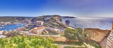 Bonifacios 'un Korsika' daki uçurum kenarındaki kalesi turkuaz Akdeniz suları ve engebeli kayaların üzerinde yer alıyor. 